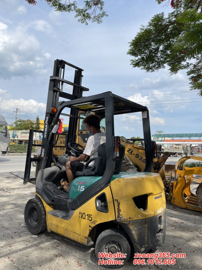 Xe nang dau Komatsu 1.5 tan FD15T 20 so tu dong cao 4m5