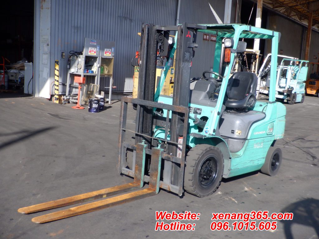 Xe nang dau Mitsubishi 2 tan FD20T so tu dong cao 3m 3