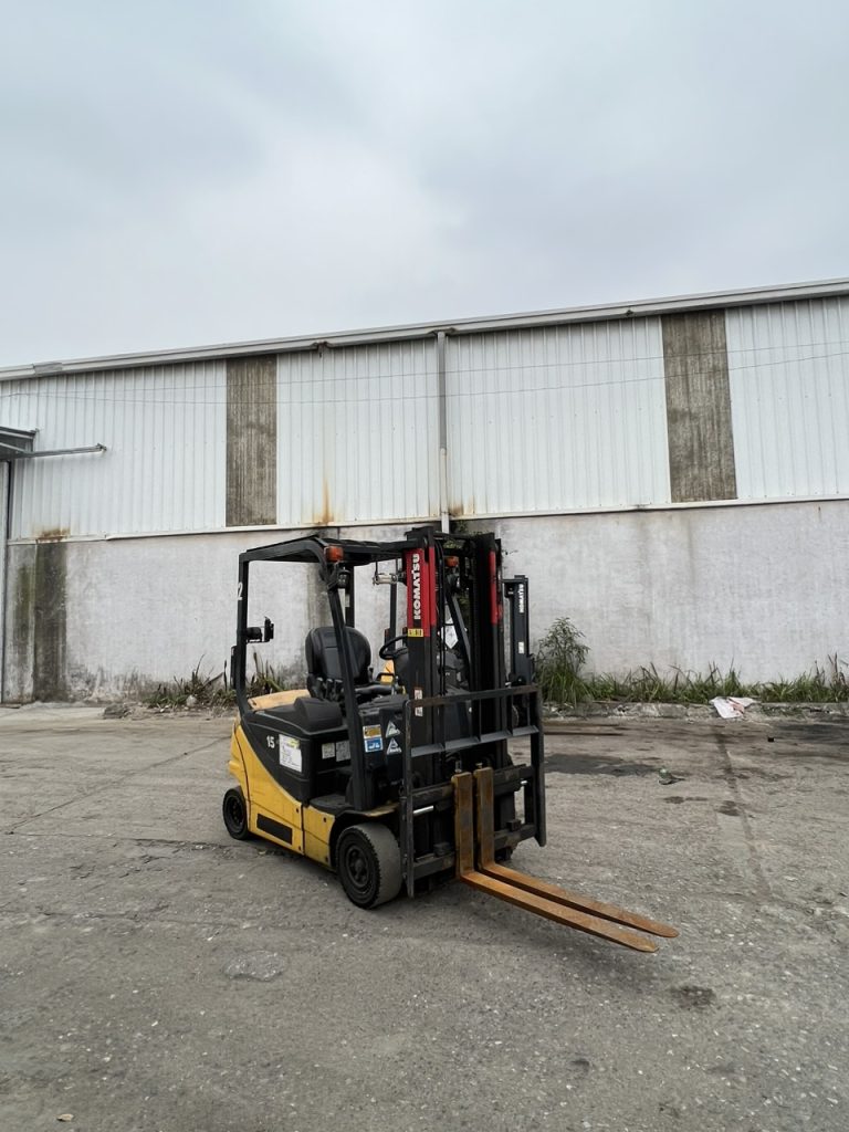 Xe nâng điện 1.5 tấn Komatsu FB15G-12-852879 ắc quy lớn gần gấp đôi thông thường Xe nâng điện 1.5 tấn Komatsu