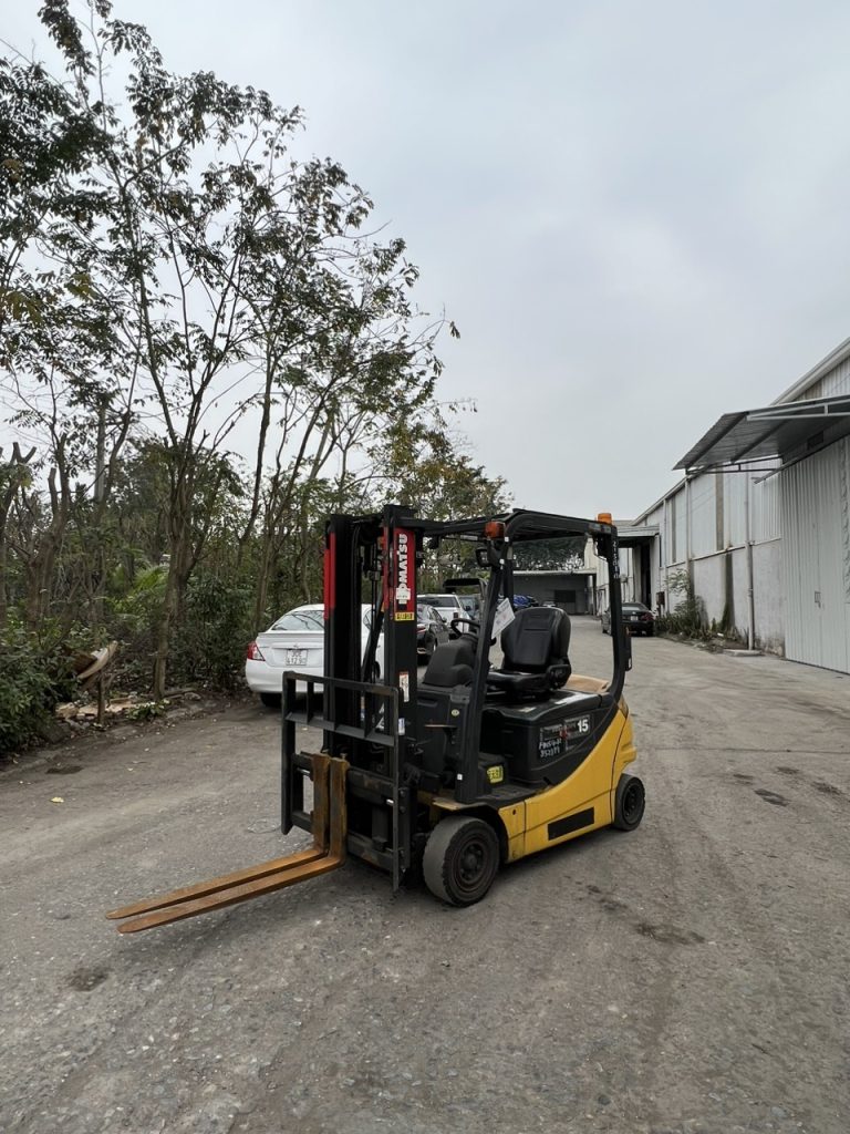 Xe nâng điện 1.5 tấn Komatsu FB15G-12-852879 ắc quy lớn gần gấp đôi thông thường Xe nâng điện 1.5 tấn Komatsu