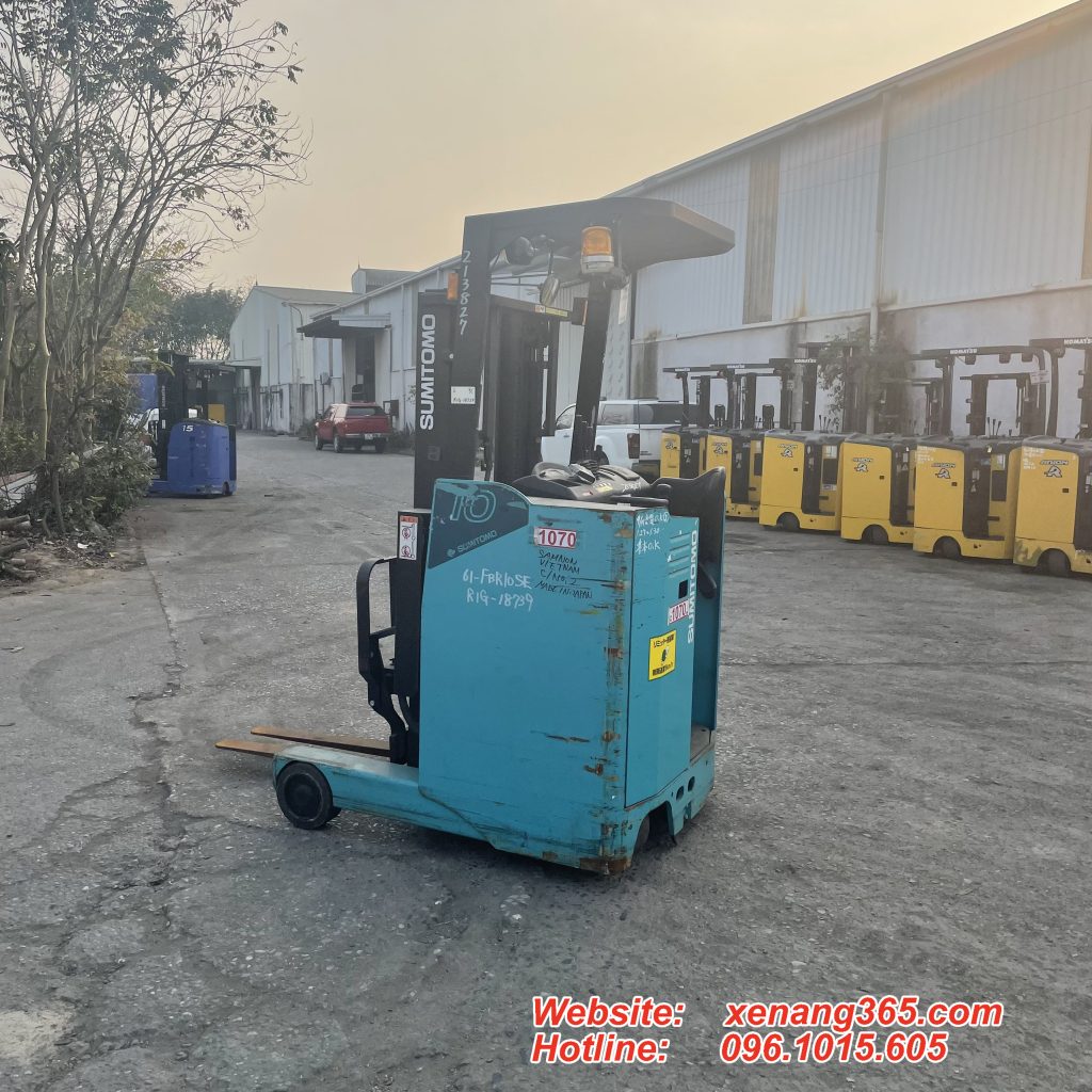 Mặt sau xe nâng điện đứng lái 1 tấn sumitomo