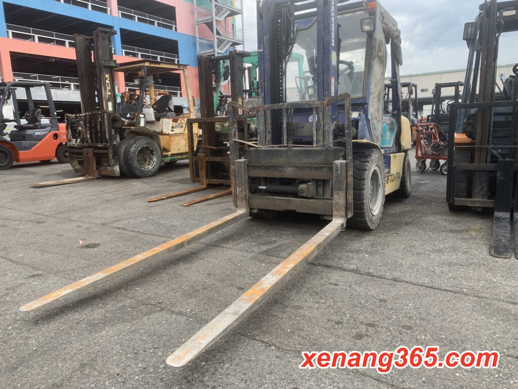 Xe nâng dầu 3 tấn cũ Komatsu FD30C-12 Số sàn dịch giá Xe nâng dầu 3 tấn cũ Komatsu FD30C-12