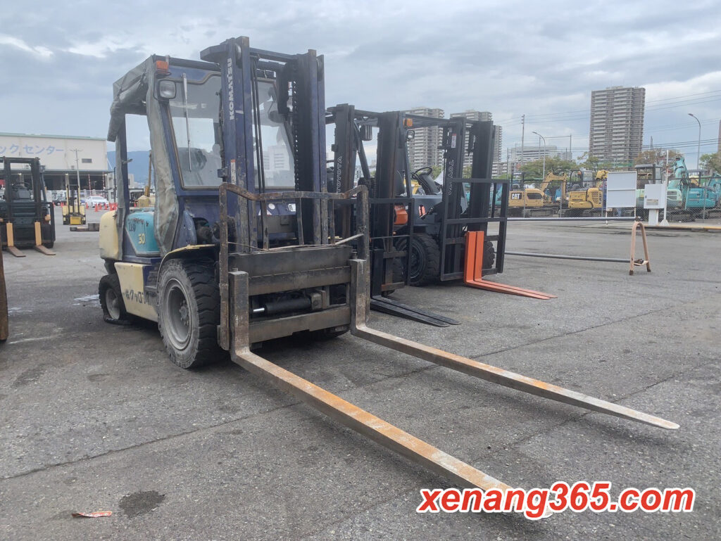 Xe nâng dầu 3 tấn cũ Komatsu FD30C-12 Số sàn dịch giá Xe nâng dầu 3 tấn cũ Komatsu FD30C-12