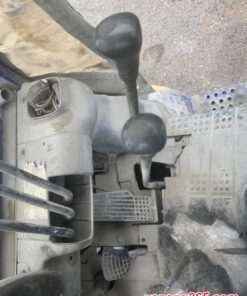 Xe nâng dầu 3 tấn cũ Komatsu FD30C-12 Số sàn dịch giá cần số và điều khiển