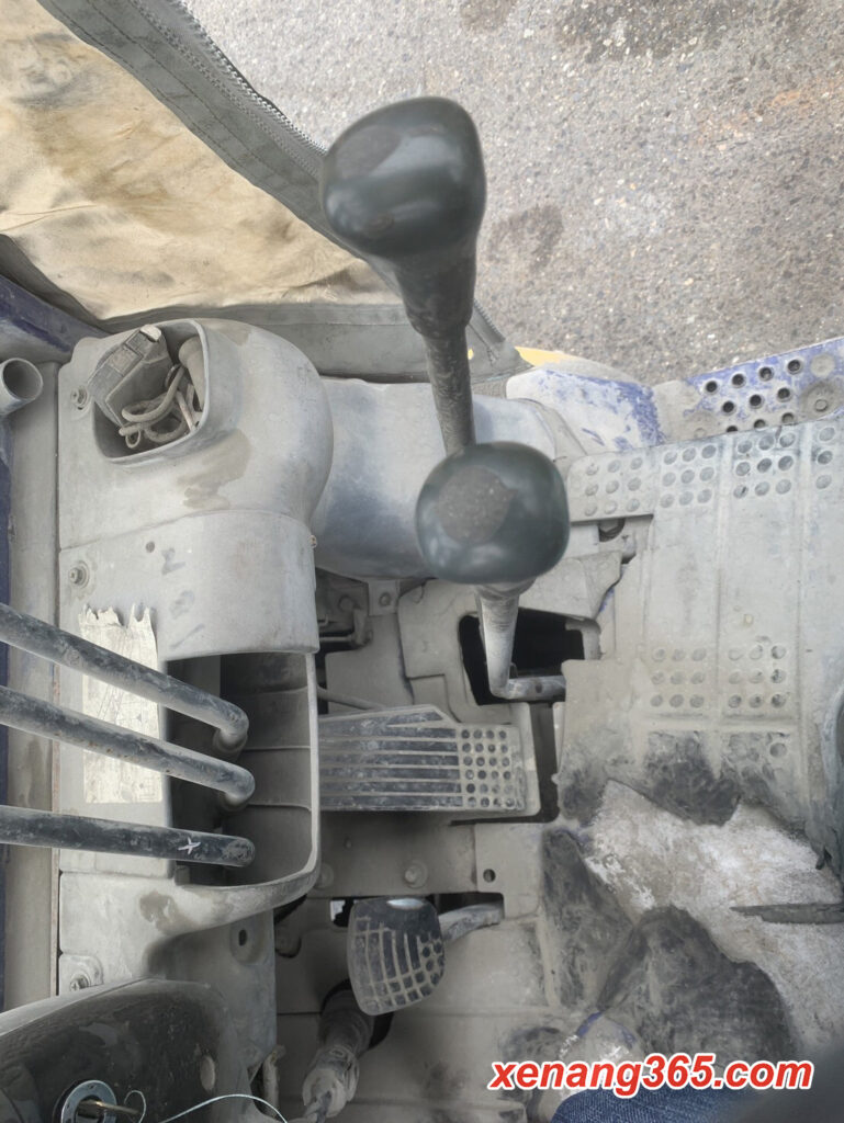 Xe nâng dầu 3 tấn cũ Komatsu FD30C-12 Số sàn dịch giá cần số và điều khiển