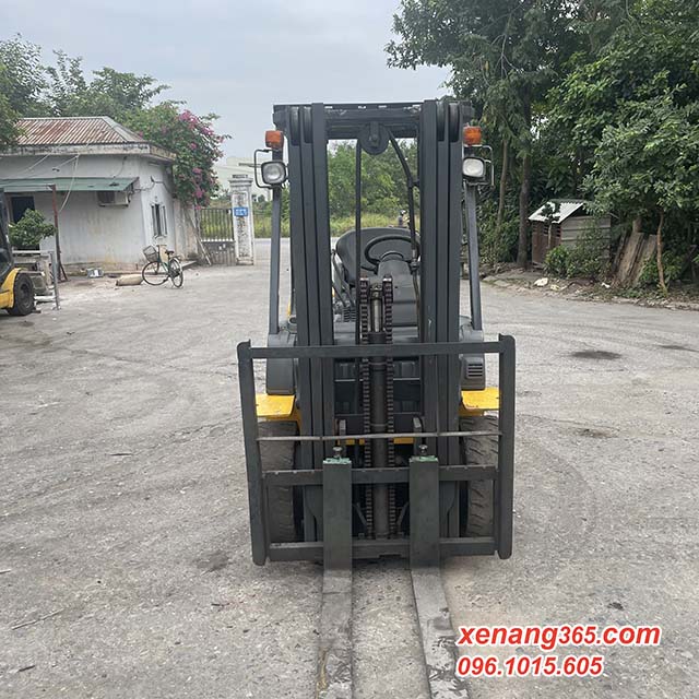 Xe nâng dầu 2.5 tấn Komatsu FD25T-17- 309358 chui công 3 tầng 4.5m số tự động Mặt trước xe nâng dầu 2.5 tấn Komatsu FD25T-17