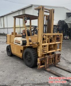 Mặt trước xe nâng dầu 3.5 tấn Komatsu FD35-4