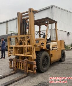 Xe nâng dầu 3.5 tấn Komatsu FD35-4 số sàn gật gù nhập khẩu Nhật Mặt trước xe nâng dầu 3.5 tấn Komatsu FD35-4