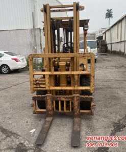 Xe nâng dầu 3.5 tấn Komatsu FD35-4 số sàn gật gù nhập khẩu Nhật Mặt trước xe nâng dầu 3.5 tấn Komatsu FD35-4