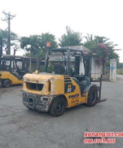 Xe nâng dầu 5 tấn Komatsu FH50-1 số tự động sản xuất 2012 đời cao xe đẹp Mặt sau xe nâng dầu 5 tấn Komatsu FH50-1