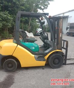 Mặt bên xe nâng dầu 2.5 tấn Komatsu FD25T-15