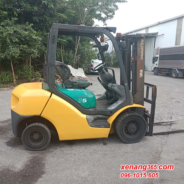 Xe nâng dầu 2.5 tấn Komatsu FD25T-15 số tự động siêu đẹp|Diesel forklift truck 2.5 ton Mặt bên xe nâng dầu 2.5 tấn Komatsu FD25T-15