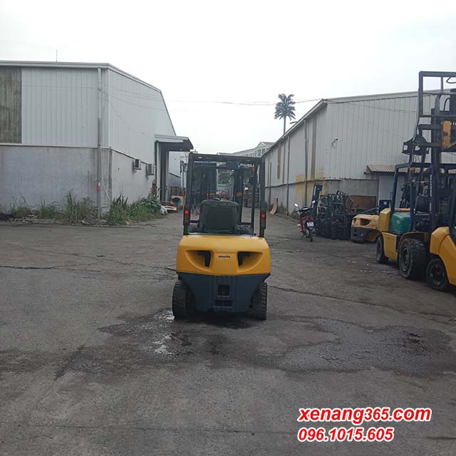 Xe nâng dầu 2.5 tấn Komatsu FD25T-15 số tự động siêu đẹp|Diesel forklift truck 2.5 ton Mặt sau xe nâng dầu 2.5 tấn Komatsu FD25T-15