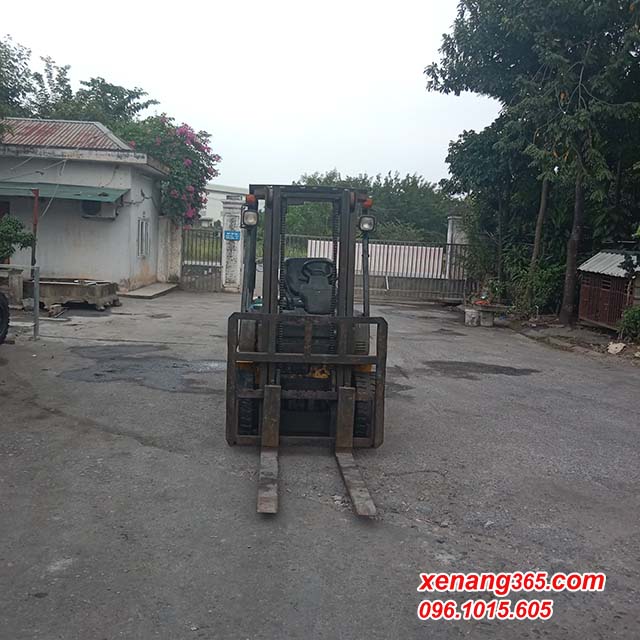 Xe nâng dầu 2.5 tấn Komatsu FD25T-15 số tự động siêu đẹp|Diesel forklift truck 2.5 ton Mặt trước xe nâng dầu 2.5 tấn Komatsu FD25T-15