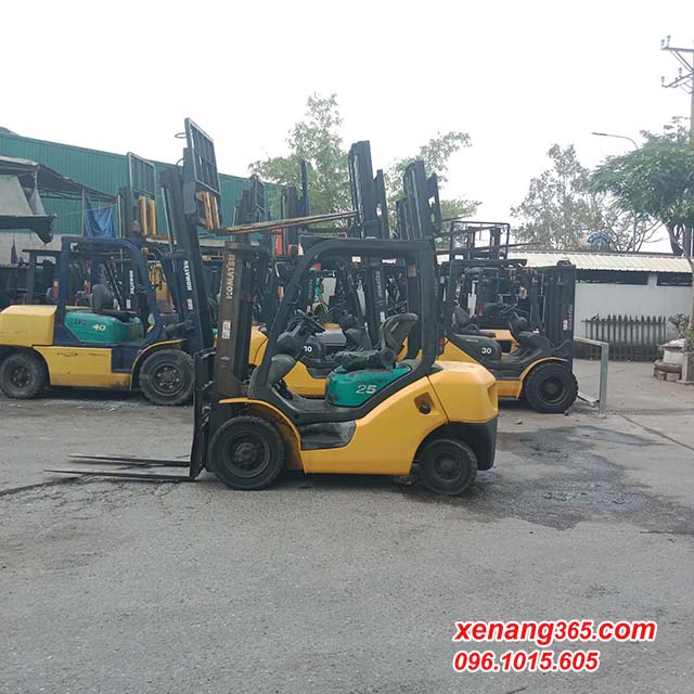 Xe nâng dầu 2.5 tấn Komatsu FD25T-15 số tự động siêu đẹp|Diesel forklift truck 2.5 ton Mặt bên xe nâng dầu 2.5 tấn Komatsu FD25T-15
