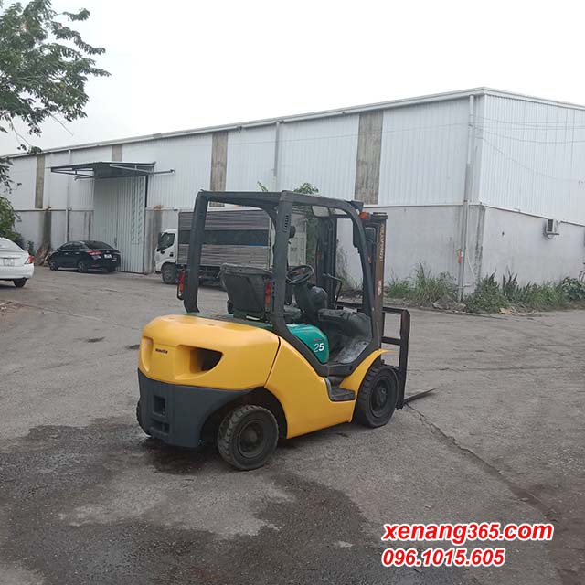Xe nâng dầu 2.5 tấn Komatsu FD25T-15 số tự động siêu đẹp|Diesel forklift truck 2.5 ton Mặt sau xe nâng dầu 2.5 tấn Komatsu FD25T-15