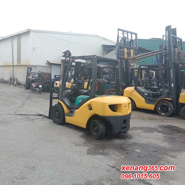 Xe nâng dầu 2.5 tấn Komatsu FD25T-15 số tự động siêu đẹp|Diesel forklift truck 2.5 ton Mặt sau xe nâng dầu 2.5 tấn Komatsu FD25T-15