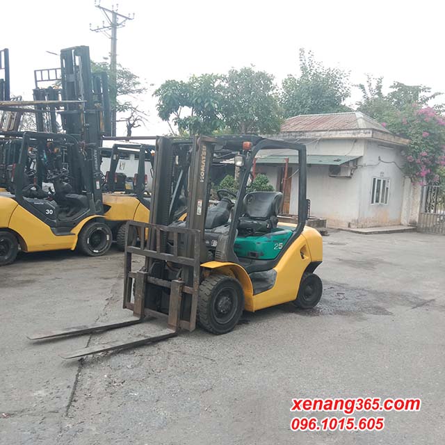 Xe nâng dầu 2.5 tấn Komatsu FD25T-15 số tự động siêu đẹp|Diesel forklift truck 2.5 ton Mặt trước xe nâng dầu 2.5 tấn Komatsu FD25T-15