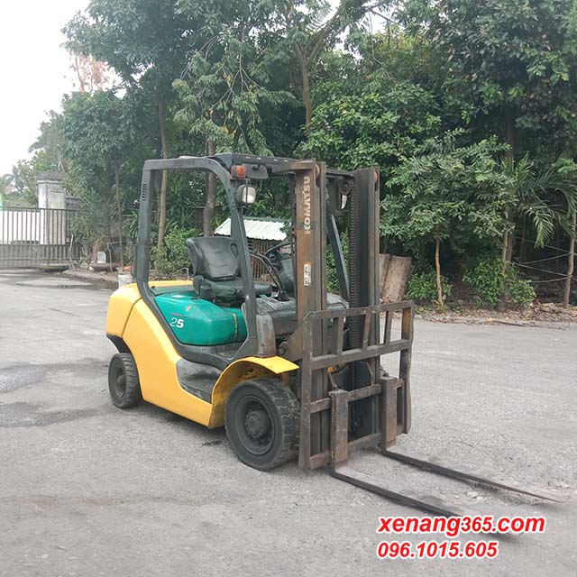 Xe nâng dầu 2.5 tấn Komatsu FD25T-15 số tự động siêu đẹp|Diesel forklift truck 2.5 ton Mặt trước xe nâng dầu 2.5 tấn Komatsu FD25T-15