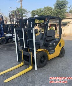 Xe nâng dầu 2.5 tấn Komatsu FD25T-17 số tự động 2013 siêu đẹp|Diesel forklift truck 2.5 ton Mặt trước xe nâng dầu 2.5 tấn Komatsu FD25T-17