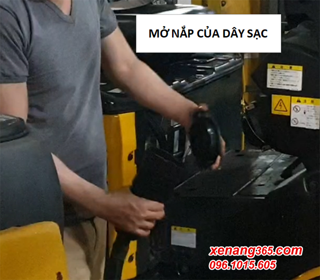 HƯỚNG DẪN SẠC XE NÂNG ĐIỆN KOMATSU FE25-1, FE30-1 MỚI NHẤT 2024 Tháo chốt và rút nắp bảo vệ trên ổ sạc của xe nâng điện