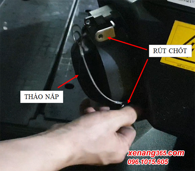 HƯỚNG DẪN SẠC XE NÂNG ĐIỆN KOMATSU FE25-1, FE30-1 MỚI NHẤT 2024 Tháo chốt và rút nắp bảo vệ trên ổ sạc của xe nâng điện