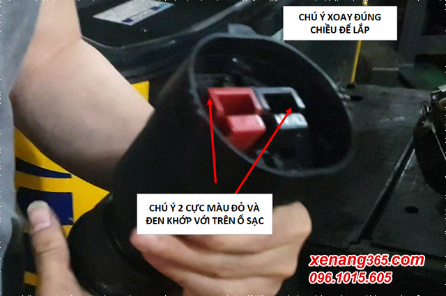 HƯỚNG DẪN SẠC XE NÂNG ĐIỆN KOMATSU FE25-1, FE30-1 MỚI NHẤT 2024 Xoay đầu jack sạc sao cho cực sạc màu đỏ đen khớp với ổ sạc trên xe