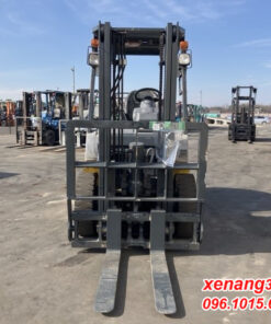 Xe nâng dầu 2.5 tấn Komatsu FD25C-16 gật gù số sàn|Diesel counterbalance Truck Mặt trước xe nâng dầu 2.5 tấn Komatsu FD25C-16-gat-gu
