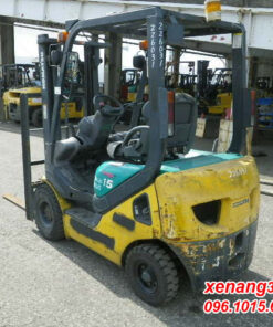 Mặt sau xe nâng xăng 1.5 tấn Komatsu FG15W--20