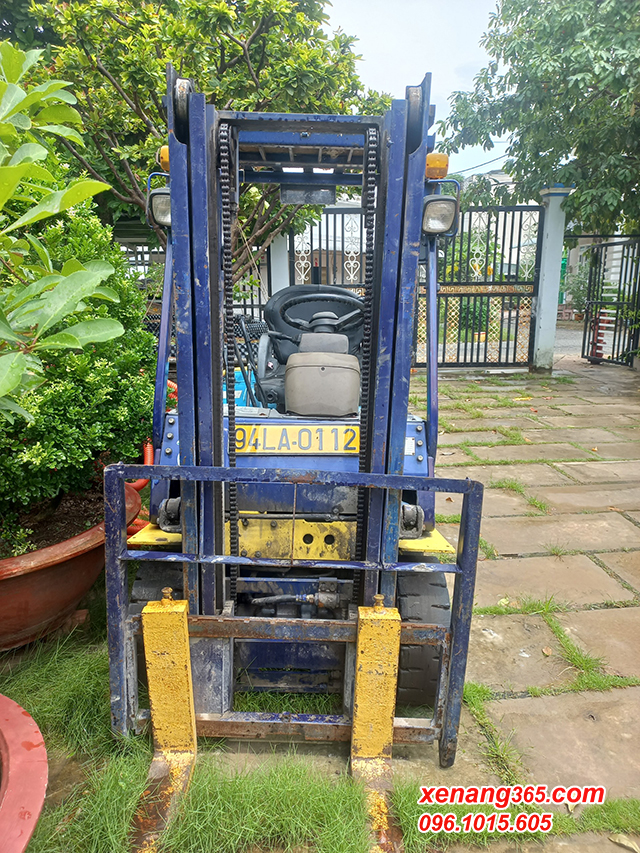 Thủ tục đăng kí biển số xe nâng như thế nào? Điều kiện để đăng kí biển số xe nâng là gì? Xe nâng có thể được sử dụng ở ngoài đường không? HÌnh ảnh xe nâng có biển số đăng kí