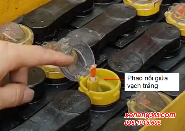 9 Quy định sử dụng xe nâng điện đúng cách để đảm bảo tuổi thọ lâu dài Phao đổ nước bình ắc quy
