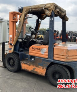 Mặt sau xe nâng dầu 2.5 tấn Toyota 5FD25 23100