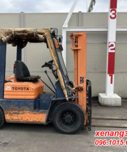 Mặt bên xe nâng dầu 2.5 tấn Toyota 5FD25 23100