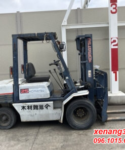 Xe nâng dầu 2.5 tấn Komatsu FD25-11-348733 số sàn gật gù lốp kép|Diesel counterbalance Truck Mặt bên xe nâng dầu 2.5 tấn Komatsu FD25-11-348733