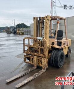 Mặt trước xe nâng dầu 2.5 tấn Komatsu FD25-7-107003