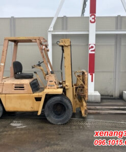Xe nâng dầu 2.5 tấn Komatsu FD25-7-107003 số sàn gật gù lốp kép giá rẻ |Diesel counterbalance Truck Mặt bên xe nâng dầu 2.5 tấn Komatsu FD25-7-107003