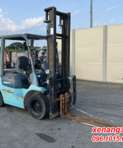 Xe nâng dầu 2.5 tấn Toyota 7FD25 – 24084 số sàn cao 4m|Diesel counterbalance Truck Mặt trước xe nâng dầu 2.5 tấn Toyota 7FD25-24084