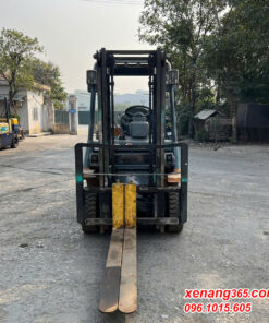 Xe nâng dầu 2 tấn Toyota 7FDK20-11057 số sàn đẹp góc quay gọn phù hợp dùng trong khu vực trật hẹp Mặt trước xe nâng dầu 2 tấn Toyota 7FDK20-11057