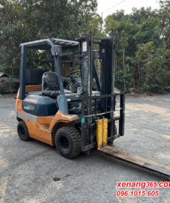 Xe nâng dầu 2 tấn Toyota 7FDK20-11057 số sàn đẹp góc quay gọn phù hợp dùng trong khu vực trật hẹp Mặt trước xe nâng dầu 2 tấn Toyota 7FDK20-11057