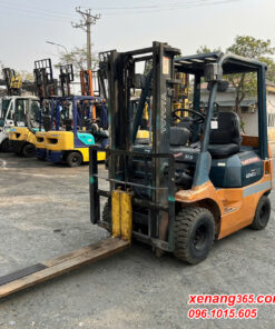 Xe nâng dầu 2 tấn Toyota 7FDK20-11057 số sàn đẹp góc quay gọn phù hợp dùng trong khu vực trật hẹp Mặt trước xe nâng dầu 2 tấn Toyota 7FDK20-11057
