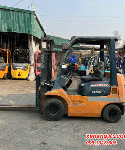 Xe nâng dầu 2 tấn Toyota 7FDK20-11057 số sàn đẹp góc quay gọn phù hợp dùng trong khu vực trật hẹp Mặt bên xe nâng dầu 2 tấn Toyota 7FDK20-11057
