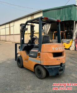 Xe nâng dầu 2 tấn Toyota 7FDK20-11057 số sàn đẹp góc quay gọn phù hợp dùng trong khu vực trật hẹp Mặt sau xe nâng dầu 2 tấn Toyota 7FDK20-11057