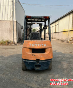Xe nâng dầu 2 tấn Toyota 7FDK20-11057 số sàn đẹp góc quay gọn phù hợp dùng trong khu vực trật hẹp Mặt sau xe nâng dầu 2 tấn Toyota 7FDK20-11057