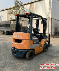 Xe nâng dầu 2 tấn Toyota 7FDK20-11057 số sàn đẹp góc quay gọn phù hợp dùng trong khu vực trật hẹp Mặt sau xe nâng dầu 2 tấn Toyota 7FDK20-11057