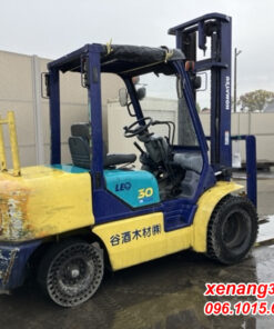 Mặt sau xe nâng dầu 3 tấn Komatsu FD30W-12
