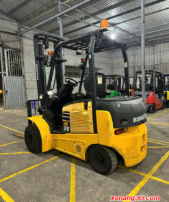 Mặt sau xe nâng điện 2.5 tấn Komatsu FE25-1-304168