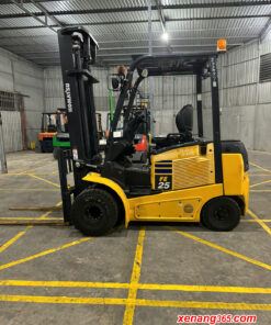 Mặt bên xe nâng điện 2.5 tấn Komatsu FE25-1-304168