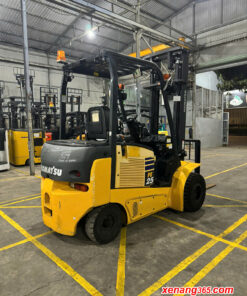 Mặt sau xe nâng điện 2.5 tấn Komatsu FE25-1-304168