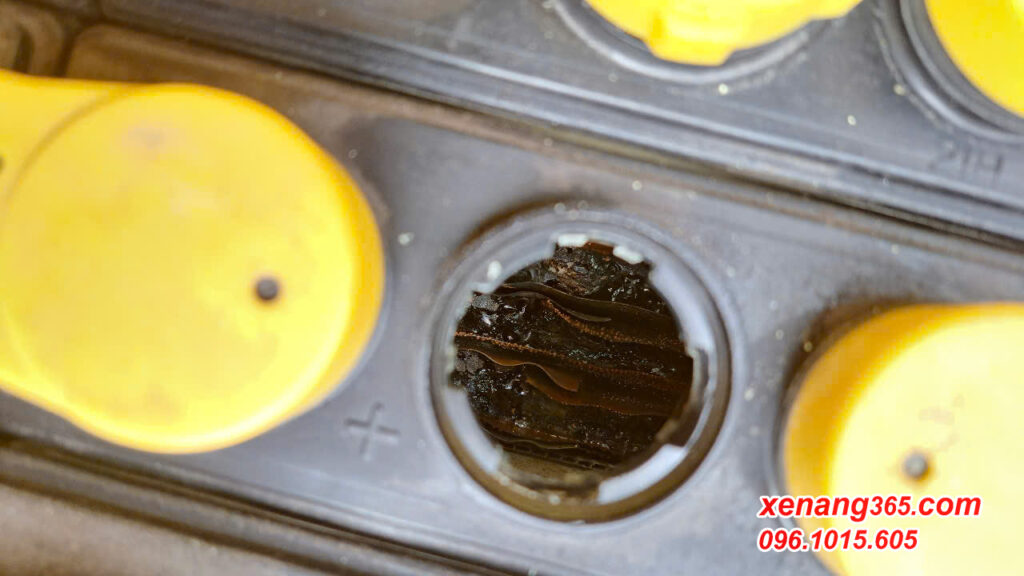 Lỗi bình ắc quy xe nâng quên không châm nước