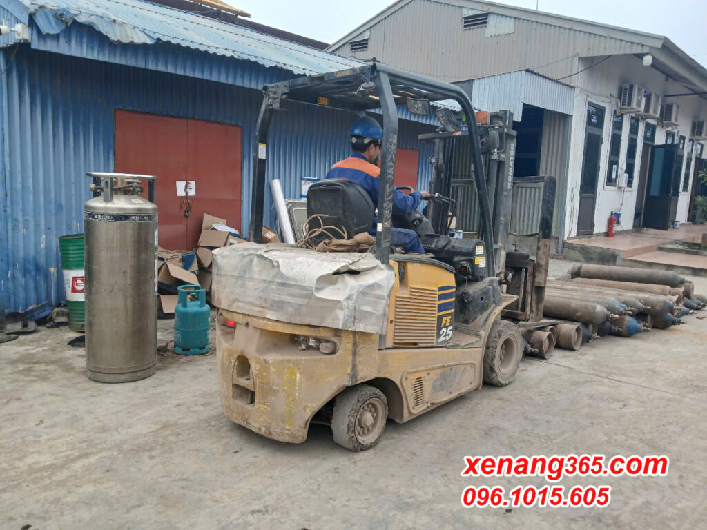 Xe nang dien 2 5 tan Komatsu FE25 1 1
